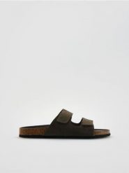 Zamszowe klapki - ciemnobrązowy. Brązowe klapki i japonki męskie Reserved, z zamszu. Za 139.99 zł.