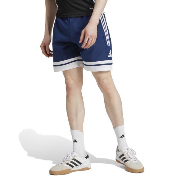 Szorty adidas Squadra25 Downtime Woven. Białe szorty męskie Adidas, bez wzorów, z materiału. Za 90.99 zł.