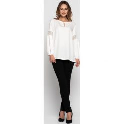Bluzka z koronkowymi wstawkami przy rękawach RABARBAR. Białe bluzki damskie RABARBAR, bez wzorów, z koronki, eleganckie, bez kołnierzyka, bez ramiączek. Za 199.00 zł.