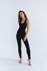 Kombinezon do jogi Moonholi Marbella z odkrytymi plecami. Szare kombinezony damskie MOONHOLI, m, bez wzorów, z elastanu, eleganckie, bez kołnierzyka, bez ramiączek, długie. Za 499.00 zł.