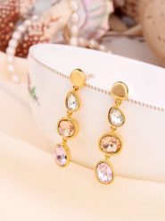 L'Atelier de Gaia Pozłacane kolczyki-wkrętki z cyrkoniami rozmiar: onesize. Brązowe kolczyki damskie L'Atelier de Gaia, z cyrkonią, pozłacane. Za 69.99 zł.