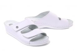 DR. BRINKMANN 703790-3 weiss, klapki damskie. Białe klapki damskie Dr. Brinkmann, bez wzorów, ze skóry, bez obcasa. Za 221.18 zł.