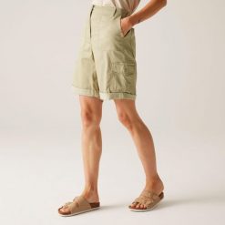 Spodenki turystyczne damskie Shorebella. Białe szorty damskie Regatta, bez wzorów, sportowe. W wyprzedaży za 189.00 zł.