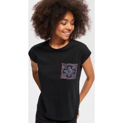 T-shirt z ozdobną kieszenią - Czarny. Czarne t-shirty damskie Reserved, l, bez wzorów, bez kołnierzyka. Za 59.99 zł.