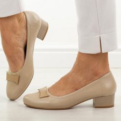 Beżowe czółenka damskie na obcasie Jezzi asa200-15. Brązowe czółenka damskie Jezzi, z aplikacjami, z materiału, bez obcasa, na obcasie. Za 189.00 zł.