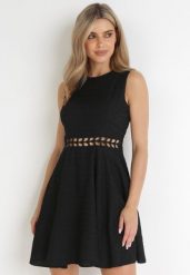Czarna Sukienka Mini z Ozdobnymi Wycięciami w Talii Semira. Czarne sukienki damskie Born2be, m, w ażurowe wzory, z koronki, bez kołnierzyka, bez ramiączek, mini, rozkloszowane. W wyprzedaży za 127.99 zł.