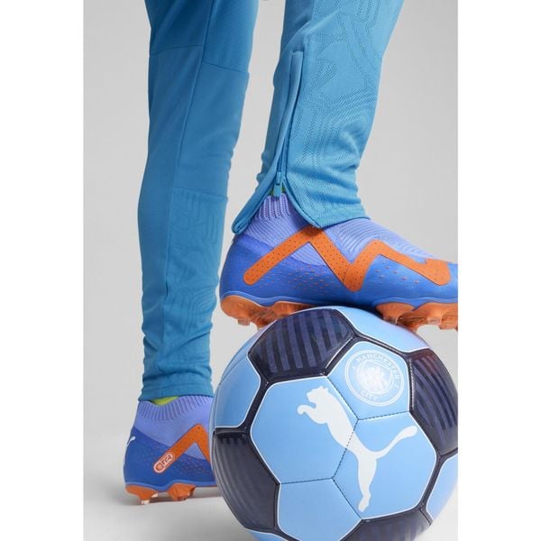 Spodnie treningowe Manchester City 2024/25. Niebieskie spodnie materiałowe męskie Puma, bez wzorów, sportowe. W wyprzedaży za 252.25 zł.