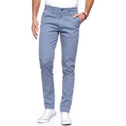 WRANGLER SPODNIE MĘSKIE CHINO FLINSTONE BLUE W16LHE13F 112127310. Niebieskie spodnie materiałowe męskie Wrangler, bez wzorów, z materiału. W wyprzedaży za 99.99 zł.
