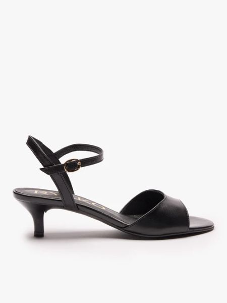 Czarne sandały na obcasie. Czarne sandały damskie Ryłko, bez wzorów, z gumy, bez obcasa, na obcasie. Za 399.99 zł.