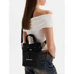 Torebka Guess Jeans. Czarne torebki klasyczne damskie Guess Jeans, z aplikacjami, z jeansu, bez dodatków. Za 199.99 zł.