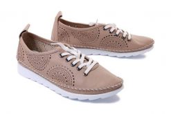 ARTIKER RELAKS 52C0689 beige, półbuty damskie. Brązowe półbuty damskie Artiker Relaks, w ażurowe wzory, ze skóry, bez obcasa. Za 104.95 zł.