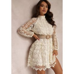 Jasnobeżowa Sukienka z Paskiem Monilla. Brązowe sukienki damskie Renee, m, w ażurowe wzory, z koronki, boho, bez kołnierzyka, bez ramiączek, maxi, rozkloszowane. W wyprzedaży za 181.99 zł.