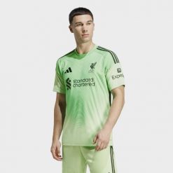 Koszulka bramkarska Liverpool FC 25/26. Zielone t-shirty sportowe męskie Adidas, bez ramiączek, do piłki nożnej. Za 439.00 zł.