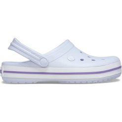 Klapki sportowe na basen Crocs CROCBAND. Białe klapki damskie Crocs, bez wzorów, bez obcasa. W wyprzedaży za 228.00 zł.