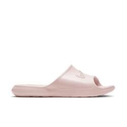 Klapki Nike Victori One, Kobiety. Czerwone klapki damskie Nike, bez wzorów, z gumy, bez obcasa. Za 225.00 zł.