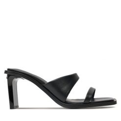 Klapki Calvin Klein. Czarne klapki damskie CALVIN KLEIN, bez wzorów, bez obcasa. Za 389.99 zł.