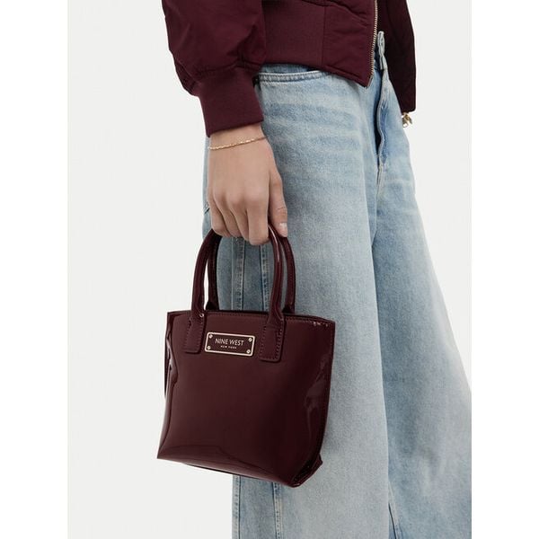 Torebka Nine West. Czerwone torebki klasyczne damskie Nine West, bez wzorów, bez dodatków. Za 159.99 zł.