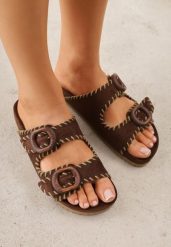 Brązowe Klapki VICES Ozdobione Przeszyciami i Klamrami z Imitacji Drewna Kallinope. Brązowe klapki damskie Born2be, bez wzorów, bez obcasa, na płaskiej podeszwie. Za 99.99 zł.