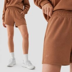 SPODENKI DAMSKIE 4F DRESOWE Z DODATKIEM MODALU TSHOF324 KRÓTKIE KOLOR BRĄZOWY. Brązowe spodenki sportowe damskie 4f, l, z dresówki, do biegania. Za 139.99 zł.