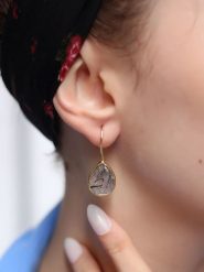 L'Atelier de Gaia Pozłacane kolczyki z czarnym rutylem rozmiar: onesize. Szare kolczyki damskie L'Atelier de Gaia, pozłacane, z zapięciem typu bigiel. Za 39.99 zł.