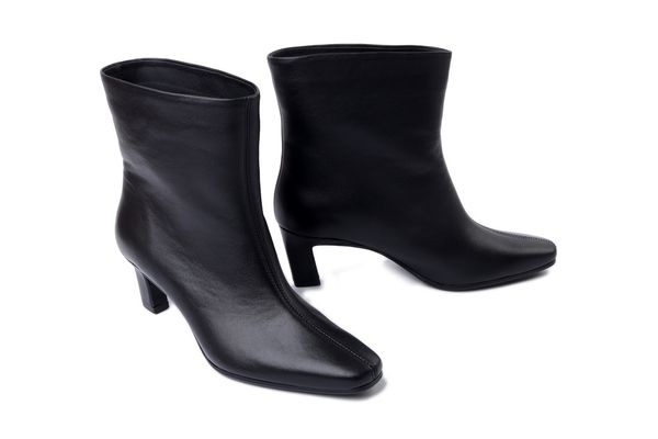 BOCCATO 8022 czarne lico, botki damskie. Czarne botki damskie Boccato, z polaru, bez obcasa, na obcasie, bez zapięcia. Za 443.61 zł.