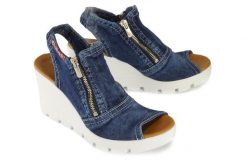 ARTIKER RELAKS 44C0113 jeans, sandały damskie. Niebieskie sandały damskie Artiker Relaks, bez wzorów, z gumy, bez obcasa, na koturnie. Za 155.94 zł.