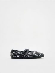 Baleriny z nitami - czarny. Czarne baleriny damskie Reserved, bez wzorów, ze skóry, bez obcasa. W wyprzedaży za 119.99 zł.
