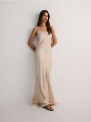 Satynowa sukienka maxi z wiskozy - beżowy. Brązowe sukienki damskie Reserved, l, bez wzorów, z satyny, bez kołnierzyka, bez ramiączek, maxi, dopasowane. W wyprzedaży za 89.99 zł.