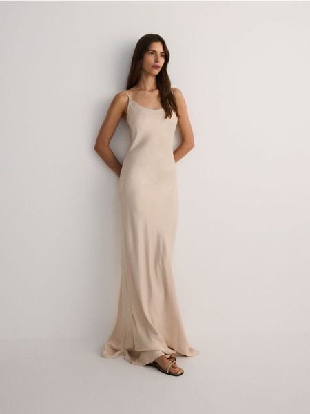 Satynowa sukienka maxi z wiskozy - beżowy. Brązowe sukienki damskie Reserved, l, bez wzorów, z satyny, bez kołnierzyka, bez ramiączek, maxi, dopasowane. W wyprzedaży za 89.99 zł.