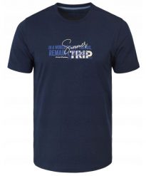 T-Shirt (Koszulka) Męska - Pako Jeans - Granatowa z Printem (Nadrukiem). Niebieskie t-shirty męskie Pako Jeans, l, bez wzorów, z bawełny, bez kołnierzyka. Za 69.00 zł.