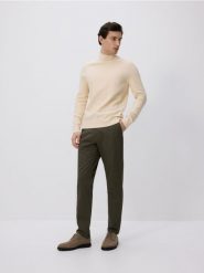 Bawełniane spodnie chino slim - ciemnozielony. Zielone spodnie materiałowe męskie Reserved, bez wzorów, z bawełny. Za 149.99 zł.