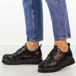 Czarne skórzane półbuty damskie Filippo Dp6846/26. Czarne półbuty damskie Filippo, bez wzorów, z jeansu, eleganckie, z okrągłym noskiem, bez obcasa, na platformie. Za 269.00 zł.