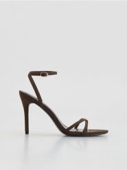 Sandały na szpilce - ciemnobrązowy. Brązowe sandały damskie Reserved, bez wzorów, bez obcasa, na szpilce. Za 159.99 zł.