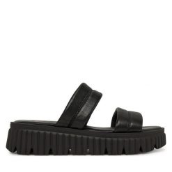 Klapki Tamaris. Czarne klapki damskie Tamaris, bez wzorów, bez obcasa. Za 259.99 zł.