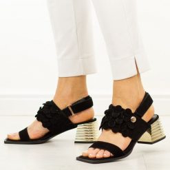 Czarne skórzane sandały damskie DiA 3145. Czarne sandały damskie DiA, bez wzorów, ze skóry, bez obcasa, na obcasie. Za 379.00 zł.