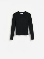 Sweter z domieszką wiskozy - czarny. Czarne swetry klasyczne damskie Reserved, l, z dzianiny, bez kołnierzyka. Za 109.99 zł.