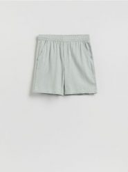 Szorty regular z lnem - jasnozielony. Zielone szorty męskie Reserved, z wiskozy, bez kołnierzyka. Za 119.99 zł.