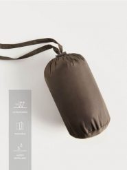 Gładkie szorty loose fit - brązowy. Brązowe szorty męskie Reserved, z tkaniny, bez kołnierzyka. Za 119.99 zł.