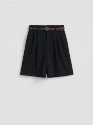 Szorty z paskiem - czarny. Czarne szorty damskie Reserved, bez wzorów, z tkaniny. Za 99.99 zł.