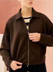 Bluza bomberka soft touch z domieszką wiskozy - brązowy. Brązowe bluzy bez kaptura damskie Sinsay, l, bez wzorów, z dzianiny, bez ramiączek, bez kaptura. Za 59.99 zł.