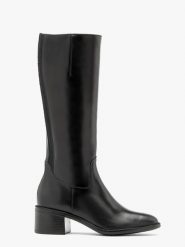 Czarne klasyczne kozaki z wąską cholewką TRISS. Czarne kozaki damskie Ryłko, z gumy, z okrągłym noskiem, bez obcasa. Za 629.99 zł.