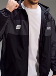 Wodoodporna kurtka color block z kapturem - czarny. Czarne kurtki męskie Sinsay, l, bez wzorów, z kapturem. Za 99.99 zł.