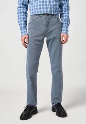 WRANGLER MĘSKIE SPODNIE JEANSOWE GREENSBORO DUSTY BLUE 112362404. Niebieskie spodnie materiałowe męskie Wrangler, bez wzorów, z jeansu. W wyprzedaży za 149.99 zł.