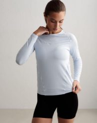 Damski top z długim rękawem ultramiękki, szybkoschnący Soft Basic niebieski. Niebieskie topy sportowe damskie Aim'n, xs, bez wzorów, z dzianiny, bez ramiączek. Za 148.00 zł.