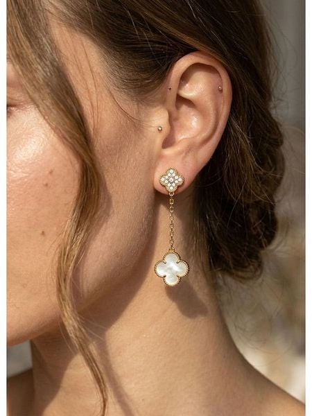 Atelier MIU Pozłacane kolczyki-wkrętki z cyrkoniami i masą perłową rozmiar: onesize. Białe kolczyki damskie atelier MIU, z cyrkonią, pozłacane. Za 77.95 zł.