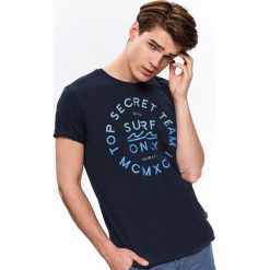 T-SHIRT Z NADRUKIEM. Niebieskie t-shirty męskie TOP SECRET, na jesień, l, bez wzorów, z bawełny, bez kołnierzyka. Za 29.99 zł.