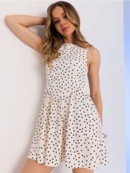 Sukienka mini w groszki z ozdobną kokardą na plecach - wielobarwny. Sukienki damskie Sinsay, l, bez wzorów, bez kołnierzyka, bez ramiączek, mini. Za 59.99 zł.