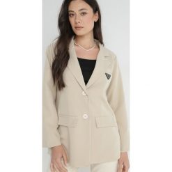 Jasnobeżowa Marynarka Timothoe. Brązowe marynarki i żakiety damskie Born2be, plus size, z aplikacjami, biznesowe. Za 129.99 zł.