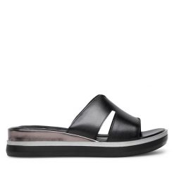 Klapki Lasocki. Czarne klapki damskie Lasocki, bez wzorów, bez obcasa. Za 159.99 zł.