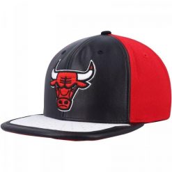 Czapka z daszkiem unisex koszykarska Mitchell & Ness Chicago Bulls. Czarne czapki męskie Mitchell & Ness, bez wzorów, z materiału. Za 179.00 zł.